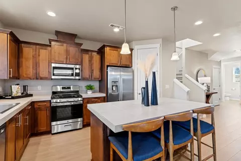 Kitchen - 173 Alder St, Eagle Point, OR 97524 photo 9 of 9