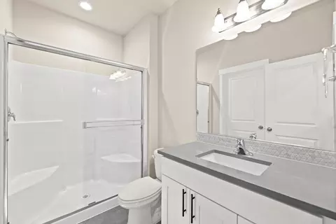 Bath - 173 Alder St, Eagle Point, OR 97524 photo 1 of 4