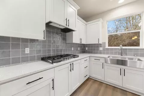 Kitchen - 173 Alder St, Eagle Point, OR 97524 photo 6 of 12