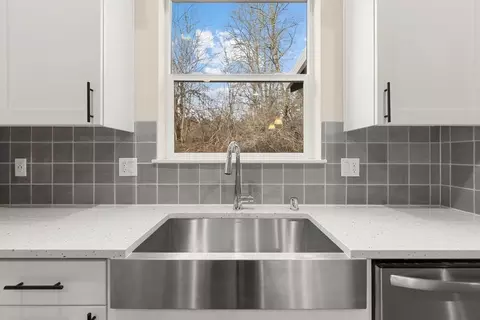 Kitchen - 173 Alder St, Eagle Point, OR 97524 photo 5 of 12