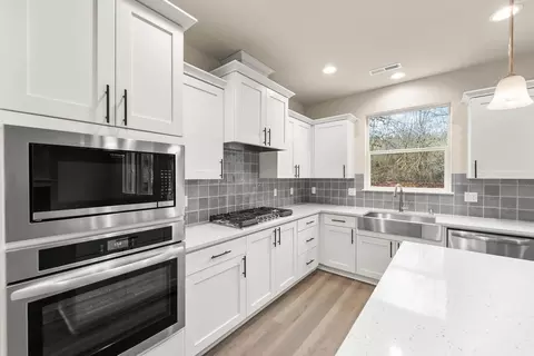 Kitchen - 173 Alder St, Eagle Point, OR 97524 photo 7 of 12