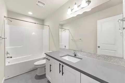 Bath - 173 Alder St, Eagle Point, OR 97524 photo 2 of 4