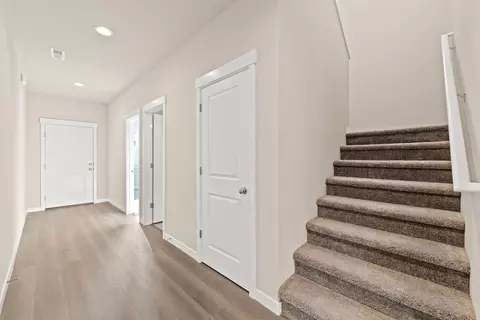 Entry Way - 173 Alder St, Eagle Point, OR 97524 photo 2 of 4