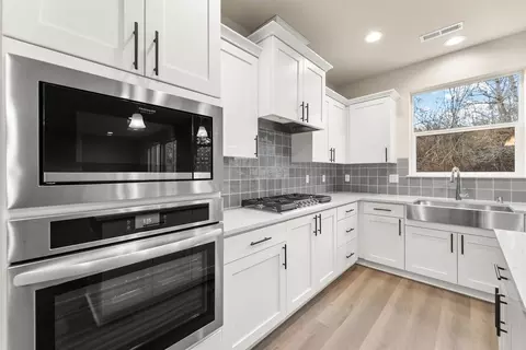 Kitchen - 173 Alder St, Eagle Point, OR 97524 photo 9 of 12