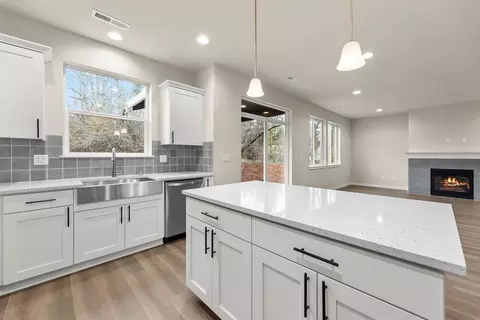 Kitchen - 173 Alder St, Eagle Point, OR 97524 photo 10 of 12