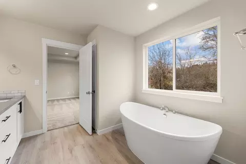 Bath - 173 Alder St, Eagle Point, OR 97524 photo 4 of 4