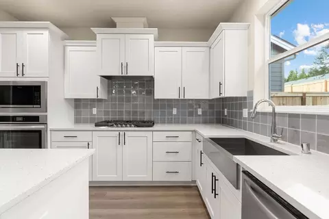 Kitchen - 173 Alder St, Eagle Point, OR 97524 photo 4 of 12