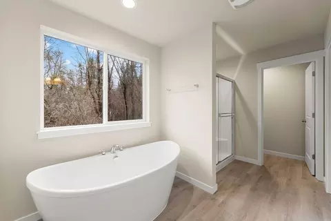 Bath - 173 Alder St, Eagle Point, OR 97524 photo 3 of 6