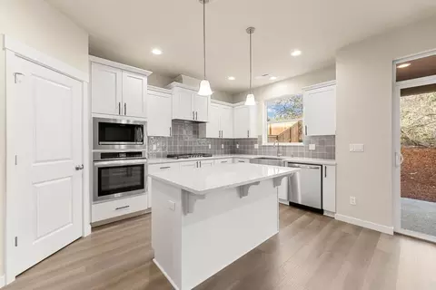 Kitchen - 173 Alder St, Eagle Point, OR 97524 photo 3 of 12