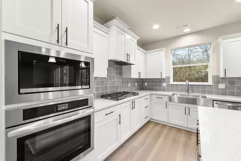 Kitchen - 173 Alder St, Eagle Point, OR 97524 photo 8 of 12