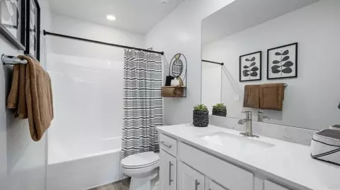 Bath - 1582 E Starling Ln, Eagle Mountain, UT 84005 photo 3 of 5