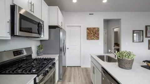 Kitchen - 1582 E Starling Ln, Eagle Mountain, UT 84005 photo 3 of 5