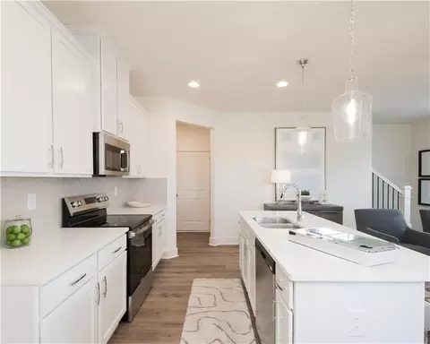 Kitchen - 283 Barracks Way, Hoschton, GA 30548 photo 3 of 8