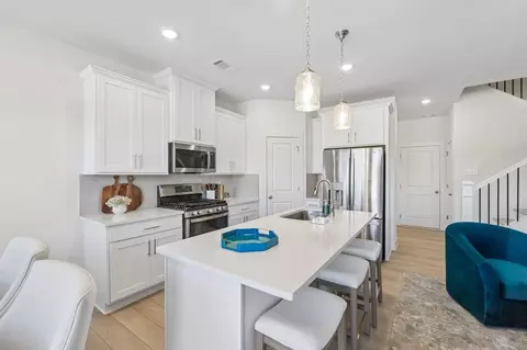 Kitchen - 283 Barracks Way, Hoschton, GA 30548 photo 7 of 8