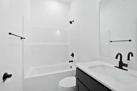 Bath - 442 Fox Trl, Springdale, AR 72762 photo 3 of 4