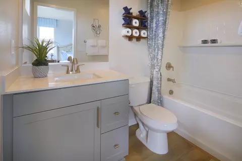 Bath - 9568 Hannah Way, Riverside, CA 92503 photo 5 of 6