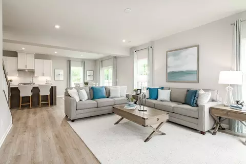 Living - 100 Irving St, Franklin, VA 23851 photo 2 of 2