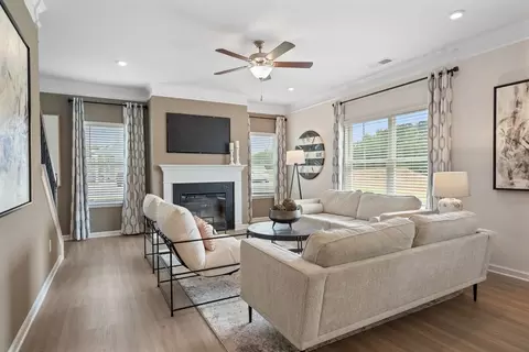 Living - 136 Peters St, Calhoun, GA 30701 photo 5 of 5