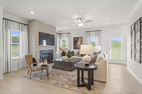 Living - 136 Peters St, Calhoun, GA 30701 photo 4 of 5
