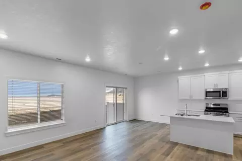Living - 843 S 380 E, Smithfield, UT 84335 photo 1 of 2