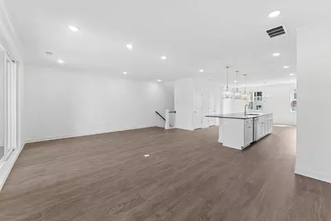 Living - 719 Iron Forge Rd UNIT B, Frederick, MD 21702 photo 2 of 4