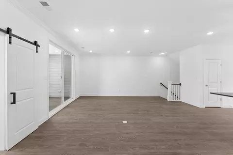 Living - 719 Iron Forge Rd UNIT B, Frederick, MD 21702 photo 3 of 4