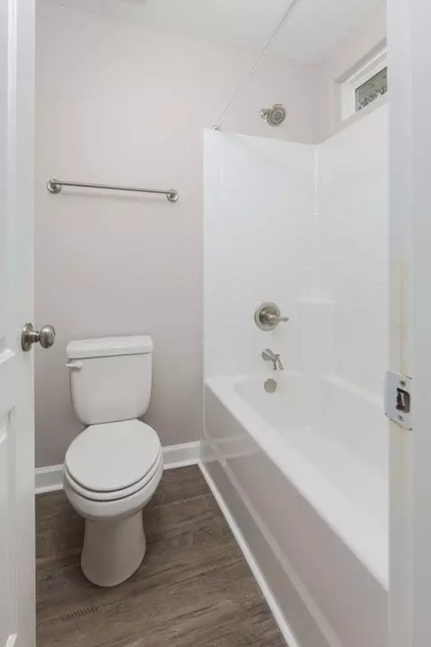 Bath - 234 Hall Rd, Hampton, VA 23664 photo 5 of 6