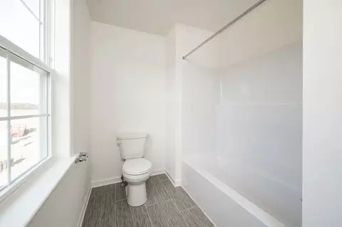 Bath - 333 Amber Dr, Lititz, PA 17543 photo 3 of 4