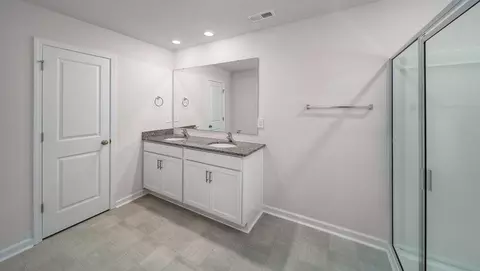 Bath - 4697 Fanning Rd, Hickory, NC 28602 photo 2 of 7
