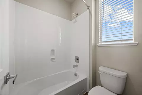 Bath - 1284 Winterhart St, Galt, CA 95632 photo 4 of 5