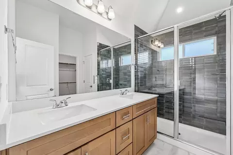 Bath - 471 Young St, Buda, TX 78610 photo 2 of 3