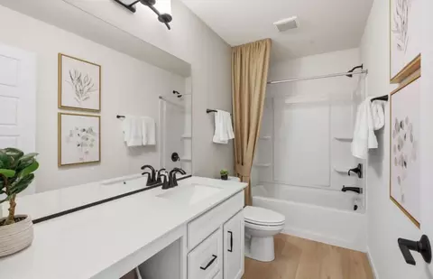Bath - 1097 Horizon Dr, Bartlett, IL 60103 photo 3 of 3