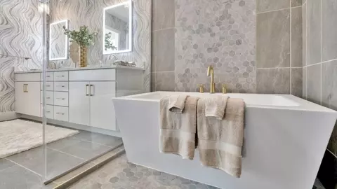 Bath - 8308 Golden Beach Ct, Parrish, FL 34219 photo 5 of 6