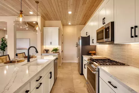 Kitchen - 1434 E Coconino Way, Gilbert, AZ 85298 photo 1 of 2