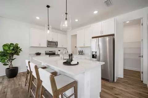 Kitchen - 10709 Wading River Ave, Parrish, FL 34219 photo 2 of 4