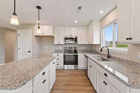 Kitchen - 4081 Silverstone Ln, Batavia, OH 45103 photo 2 of 8