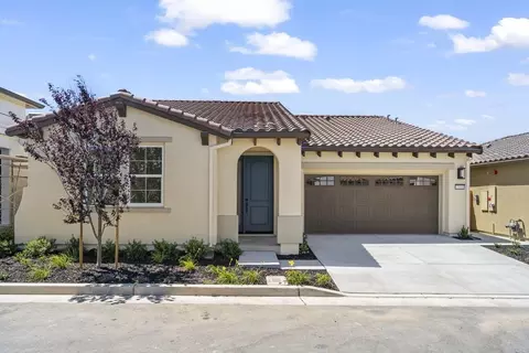 2150 Red Oak Dr, Hollister, CA 95023