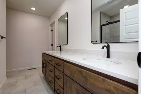 Bath - 822 S Ridgemont Dr, Nixa, MO 65714 photo 2 of 4