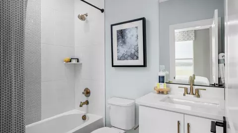 Bath - 116 Glass Ln, Baltimore, MD 21230 photo 2 of 5