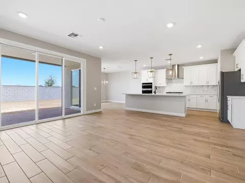 Living - 1069 W Haynes Way, Apache Junction, AZ 85120 photo 2 of 6