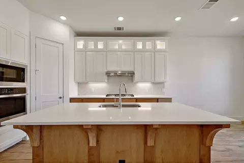 Kitchen - 325 Vale Run, Kyle, TX 78640 photo 3 of 4