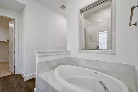 Bath - 325 Vale Run, Kyle, TX 78640 photo 2 of 3