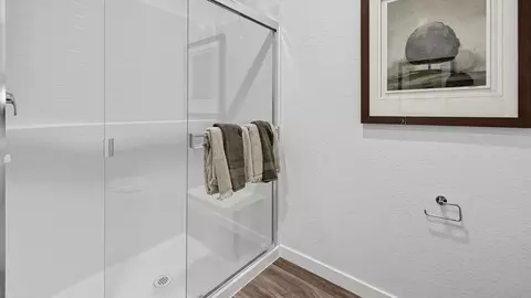 Bath - 1703 Edward Pl, Dinuba, CA 93618 photo 2 of 4