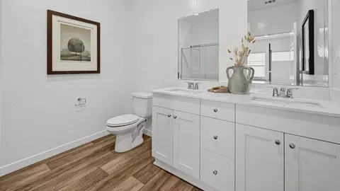 Bath - 1703 Edward Pl, Dinuba, CA 93618 photo 1 of 4