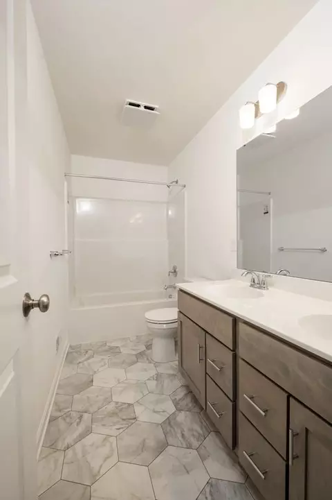 Bath - 333 Amber Dr, Lititz, PA 17543 photo 2 of 2