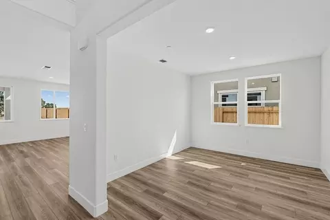 Living - 6362 Benchmark Dr, Roseville, CA 95747 photo 2 of 8