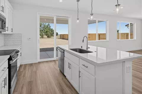 Kitchen - 6362 Benchmark Dr, Roseville, CA 95747 photo 6 of 16
