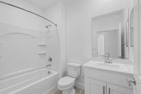 Bath - 6362 Benchmark Dr, Roseville, CA 95747 photo 2 of 8