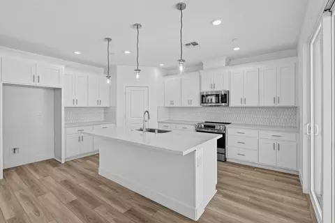 Kitchen - 6362 Benchmark Dr, Roseville, CA 95747 photo 3 of 16