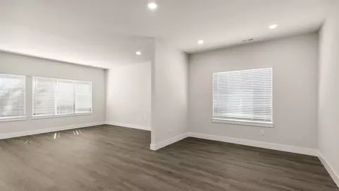 Living - 19420 39th Ave SE, Bothell, WA 98012 photo 2 of 4